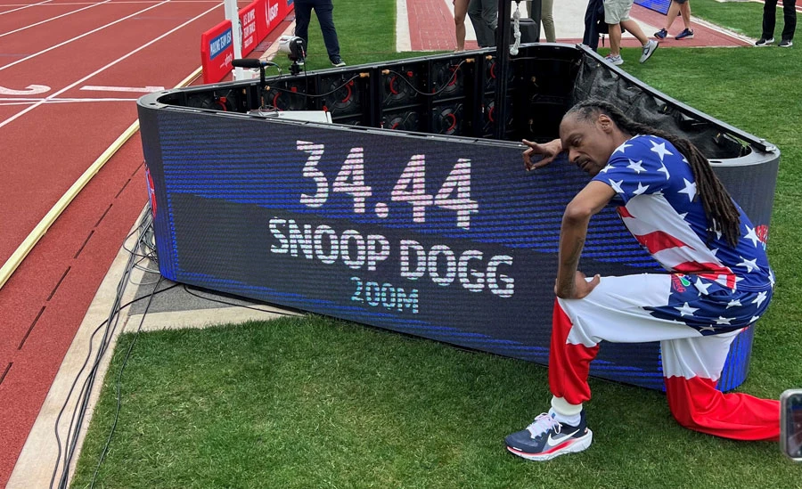 Snoop Dogg posa junto a la marca que hizo en la carrera de exhibición. | X @SnoopDogg