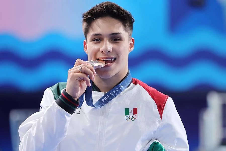 Osmar Olvera presume su medalla de Bronce. FOTO: CONADE