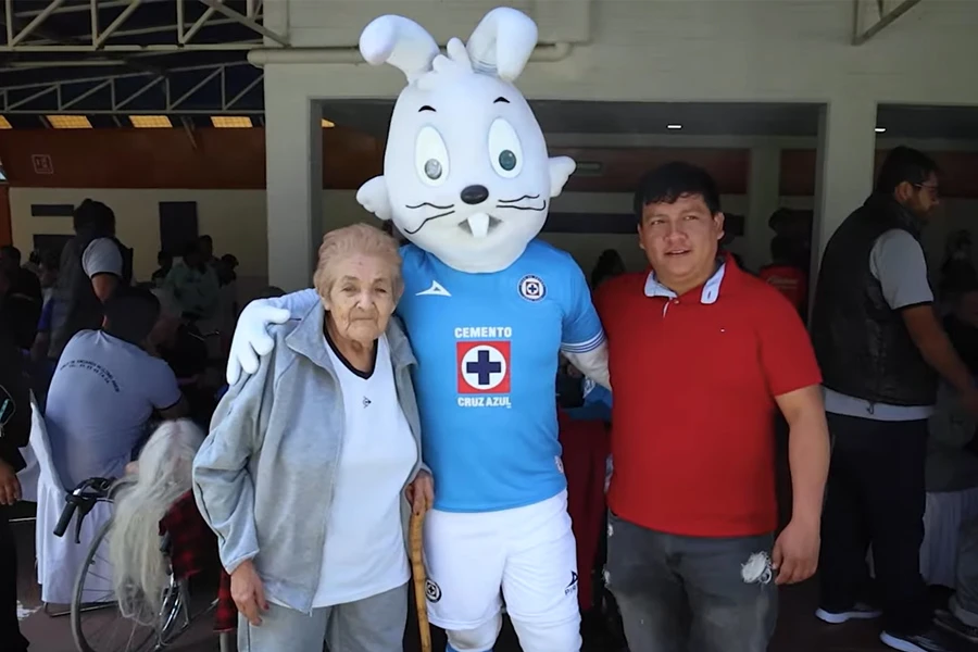 Cruz Azul le abrió las puertas de La Noria a los abuelitos en su día. | Screenshot