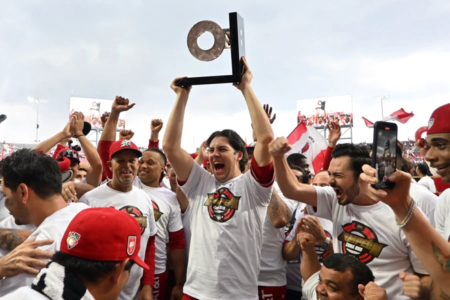 Trevor Bauer, pitcher de Diablos Rojos, celebra con el trofeo de campeones del Sur. | @DiablosRojosMX