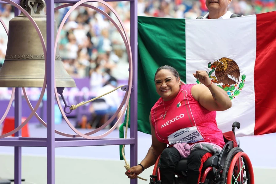 Gloria Zarza toca la campana de los campeones tras ganar el primer oro para México. | X @CONADE