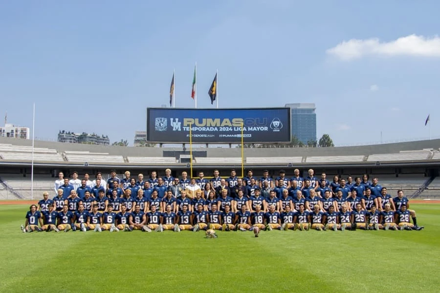 Rector de la UNAM se toma fotografía con Pumas CU. | DGDU