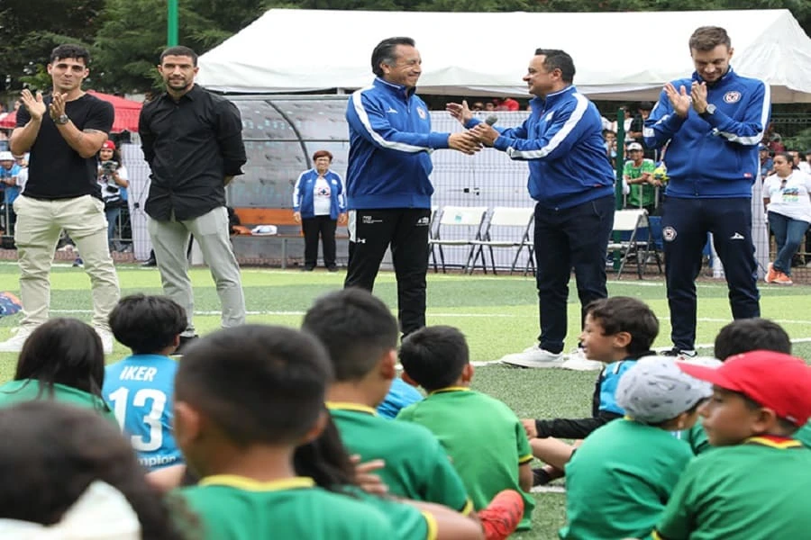 El Gobernador de Veracruz, Cuitláhuac García Jiménez, junto a Víctor Velázquez Rangel, presidente del Cruz Azul. | veracruz.gob.mx