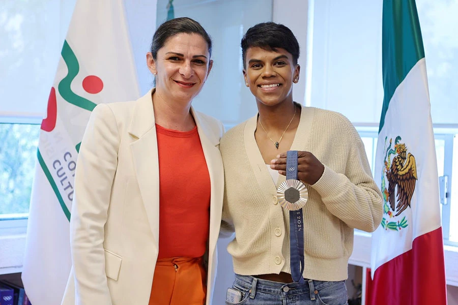 Ana Guevara, titular de la CONADE, junto a la medallista olímpica Prisca Awiti. | @CONADE