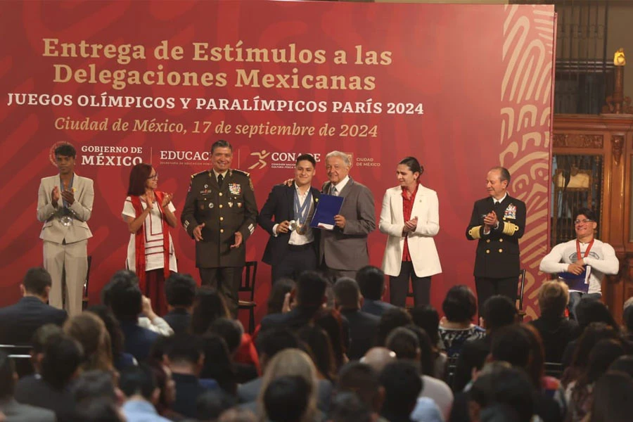 El Presidente Andrés Manuel López Obrador junto a medallistas en París 2024. | @CONADE