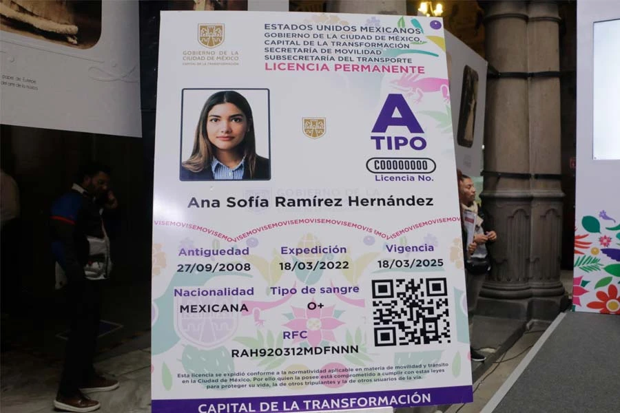 La licencia de conducir permanente de la CDMX. | @ClaraBrugadaM