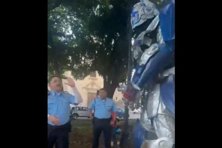 Optimus Prime enfrentándose a la policía en Mérida, Yucatán. | Screenshot