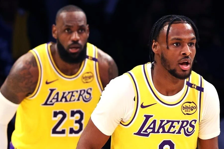 LeBron James y Bronny hacen historia; juegan juntos con Lakers. | Screenshot