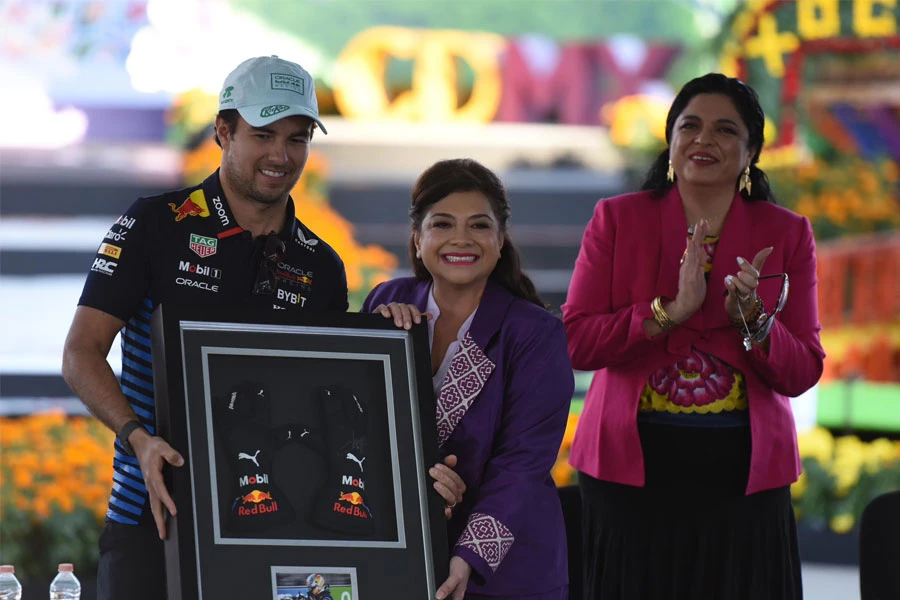 Checo Pérez, junto a la Jefa de Gobierno de la CDMX, Clara Brugada. | @ClaraBrugadaM