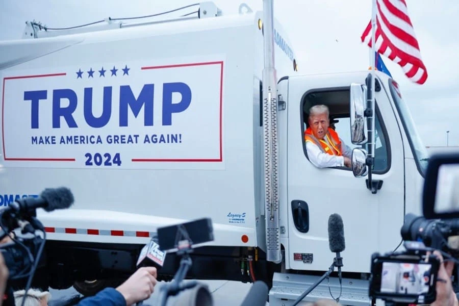 Donald Trump llega en camión de basura a mitin en Wisconsin. | @vtv_ecuador