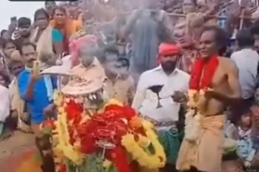 El sacerdote realizó un rito lleno de fervor antes de su trágico salto. | Screenshot