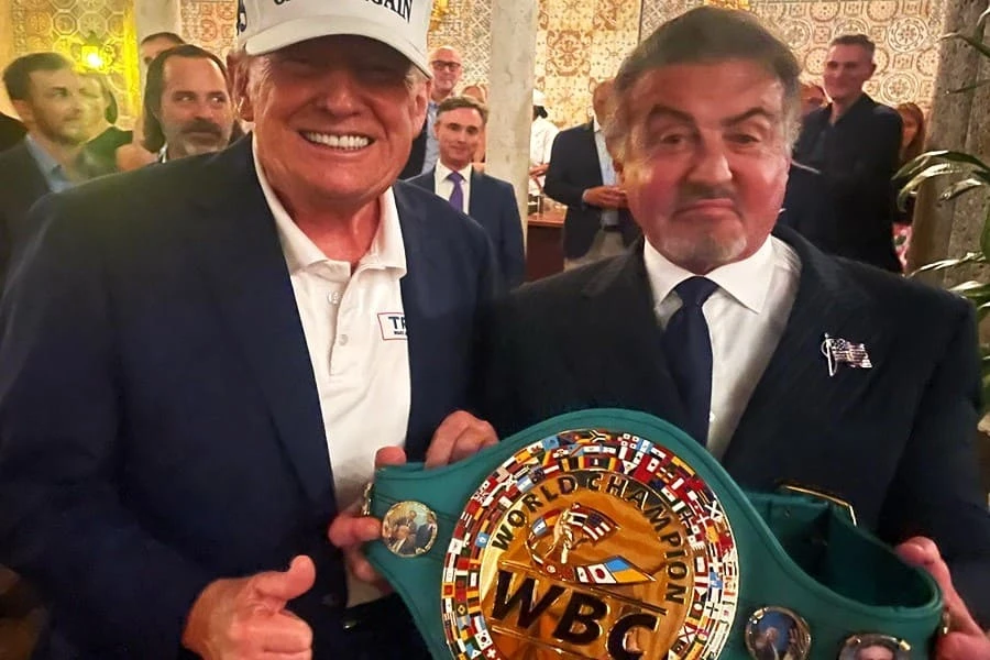 Donald Trump y Sylvester Stallone, con el cinturón del CMB. | @wbcmoro