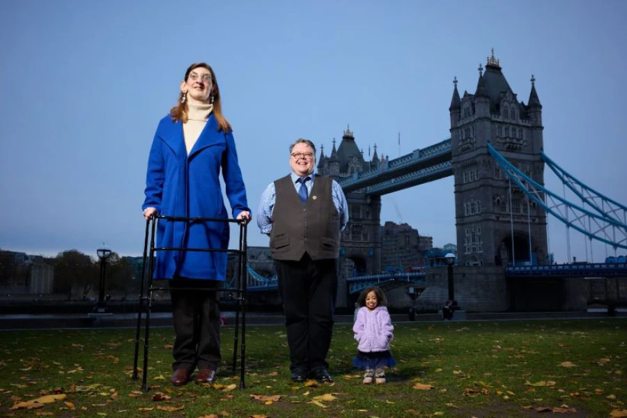 Craig Glenday (1.70 m) posando entre gigantes: Gelgi (2.15 m) y Amge (62.8 c).  | @GWR