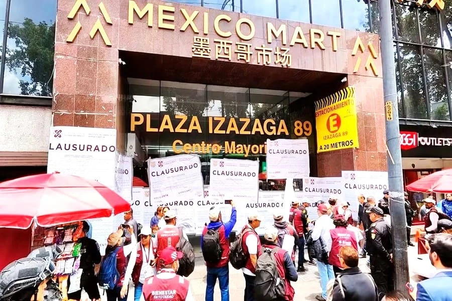 Decomisa 90 mil piezas de fayuca en Plaza Izazaga 89. | @RommieLarousse