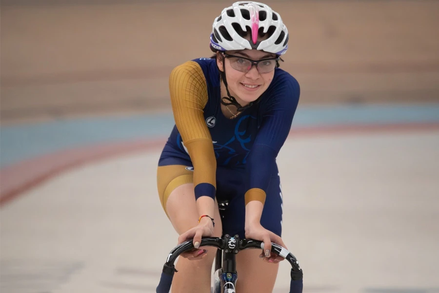 Yareli Acevedo, alumna de la Facultad de Contaduría y Administración, y atleta de ciclismo de la UNAM. | Deporte UNAM / Grecia Rodríguez