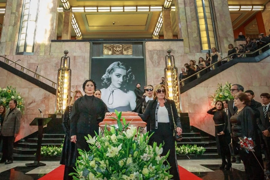 Sus hijas lideraron el emotivo homenaje a la Gran Diva.  | @palaciooficial