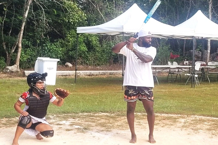 Randy Arozarena, con las Diablillas de Hondzonot en Tulum. | qroo.gob.mx