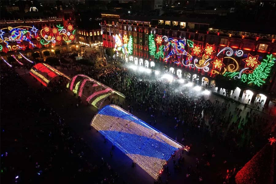 El Zócalo capitalino presume la decoración e iluminación navideña. | @GobCDMX