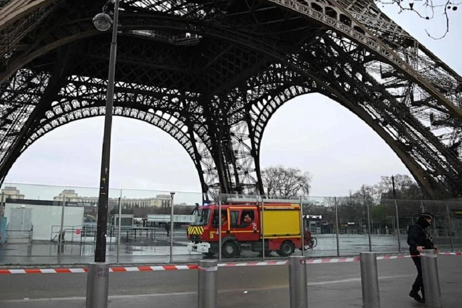 París: por cortocircuito se produce un incendio en la Torre Eiffel. | @upuknews1