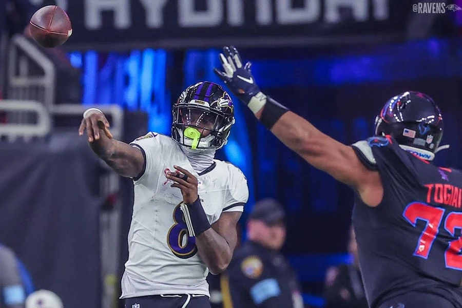 Lamar Jackson impone récord de yardas en la NFL. | @Ravens