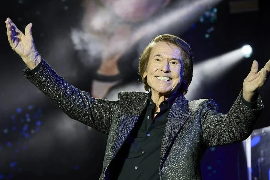 Raphael, sonriente, tras recibir el alta médica.  | @raphaelartista