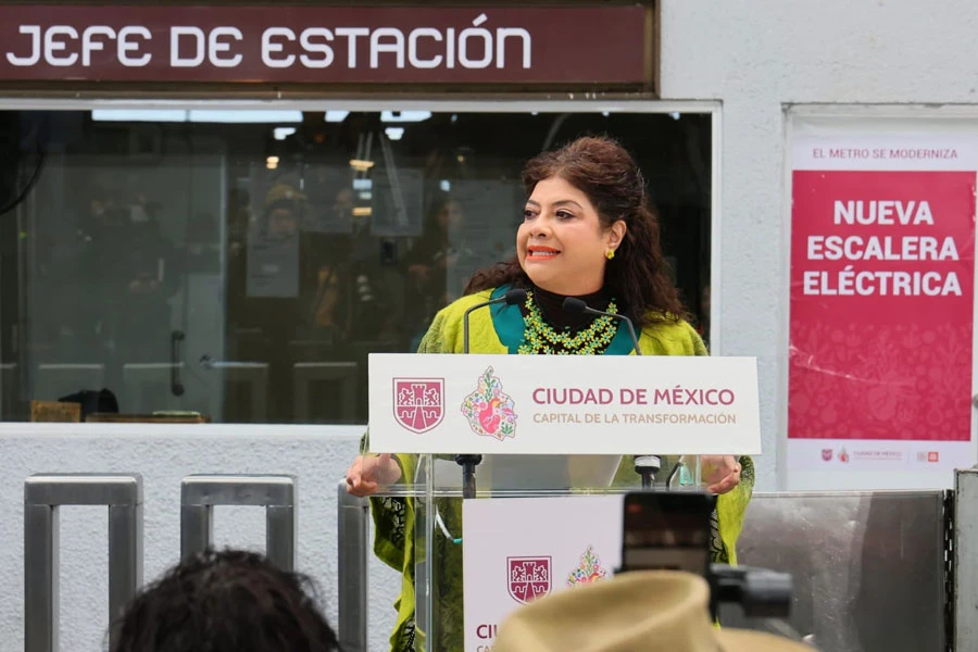 La Jefa de Gobierno, Clara Brugada, en la entrega de las escaleras eléctricas en el Metro Puebla. | @ClaraBrugadaM