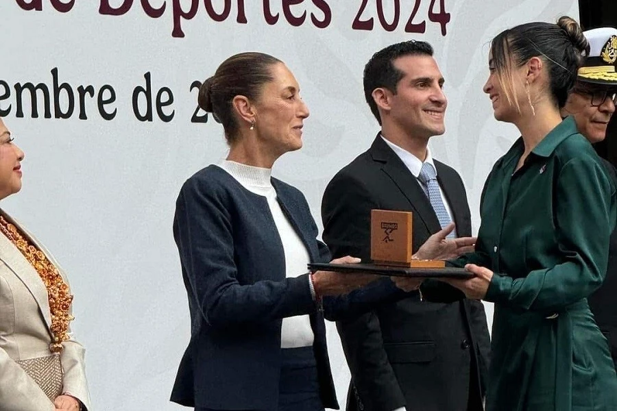 Katia Itzel García, con la Presidenta de México. | Katia Itzel García