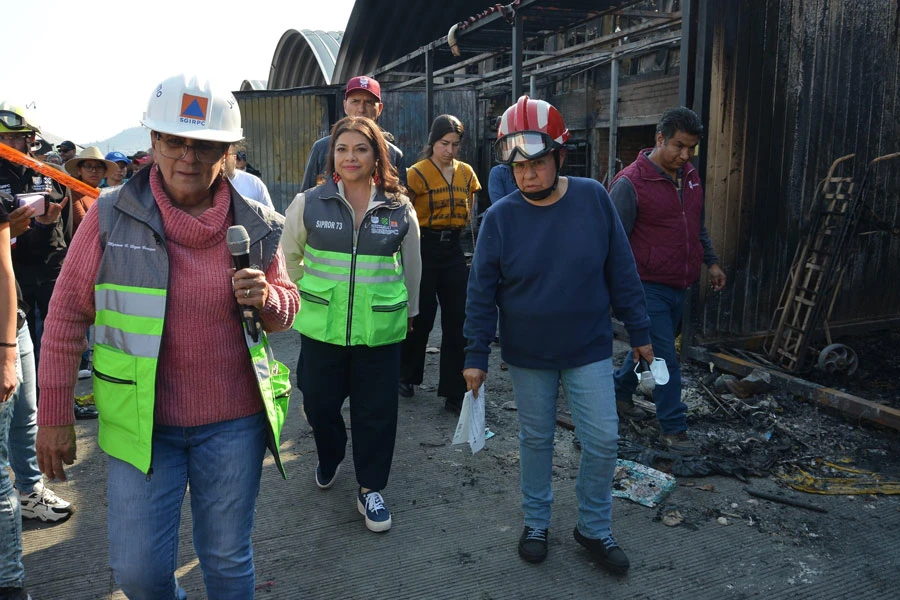 La Jefa de Gobierno de la CDMX, Clara Brugada, recorrió la zona afectada por el incendio en la Central de Abasto. | @ClaraBrugadaM