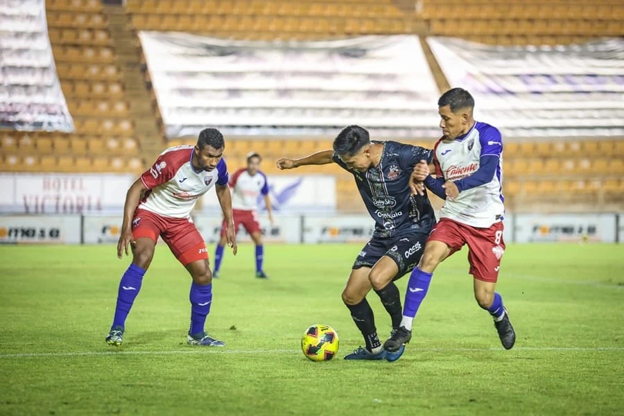 Un momento del partido entre Alebrijes y Atlante en el ITO. | @AlebrijesOaxaca